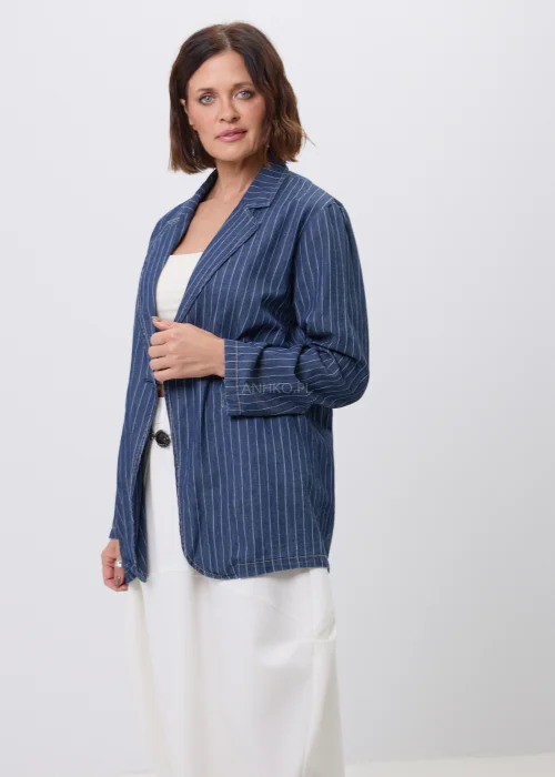 Granatowa marynarka damska w delikatne białe prążki, zapinana na jeden guzik, z klasycznym kołnierzem i kieszeniami. Elegancki model w stylu smart casual, idealny do spodni, spódnic i codziennych stylizacji.