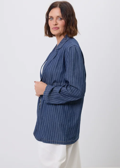 Granatowa marynarka damska w delikatne białe prążki, zapinana na jeden guzik, z klasycznym kołnierzem i kieszeniami. Elegancki model w stylu smart casual, idealny do spodni, spódnic i codziennych stylizacji.