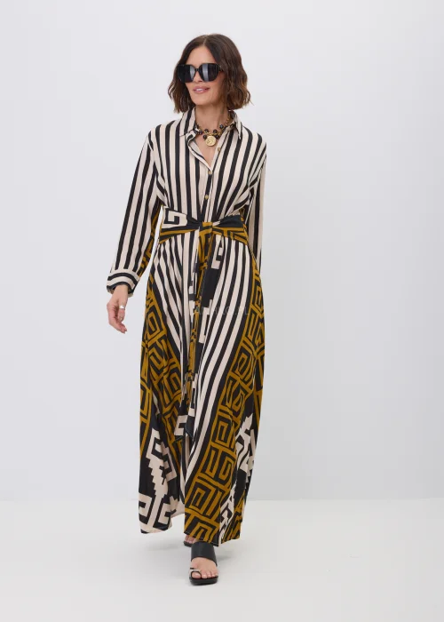 Długa sukienka koszulowa maxi z geometrycznym wzorem w czerni, beżu i musztardowym odcieniu oraz wiązaniem w talii. Elegancki fason z kołnierzykiem i długimi rękawami pięknie podkreśla sylwetkę