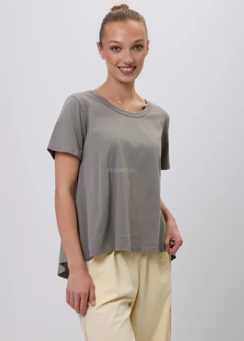 Szary damski T-shirt oversize o luźnym, lekko rozkloszowanym fasonie z krótkim rękawem i okrągłym dekoltem. Minimalistyczna bluzka basic w stonowanym odcieniu, zestawiona z jasnymi spodniami w eleganckiej codziennej stylizacji.
