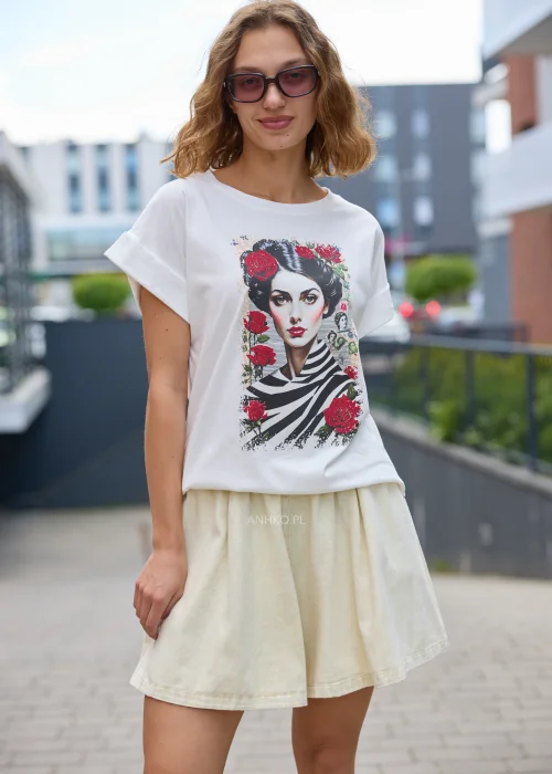 Biały T-shirt damski z artystycznym nadrukiem kobiecego portretu ozdobionego czerwonymi różami. Luźny fason z krótkim rękawem doskonale sprawdza się w codziennych stylizacjach