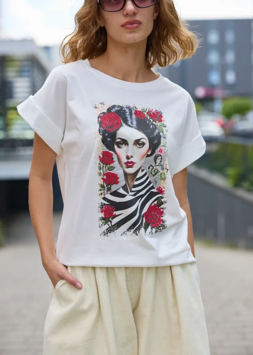 Biały T-shirt damski z artystycznym nadrukiem kobiecego portretu ozdobionego czerwonymi różami. Luźny fason z krótkim rękawem doskonale sprawdza się w codziennych stylizacjach