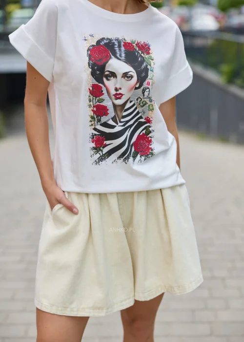 Biały T-shirt damski z artystycznym nadrukiem kobiecego portretu ozdobionego czerwonymi różami. Luźny fason z krótkim rękawem doskonale sprawdza się w codziennych stylizacjach