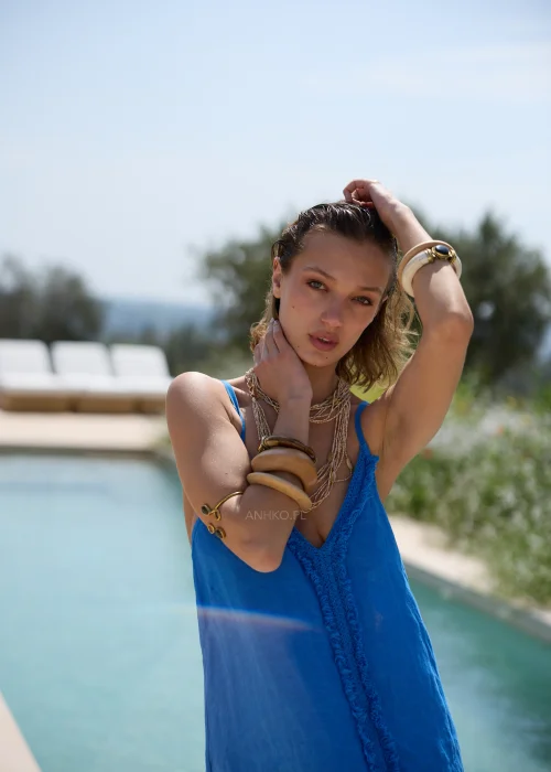 Masywna bransoletka w stylu boho z ozdobnym ciemnobrązowym kamieniem oraz dużym białym elementem imitującym róg. Efektowny model w odcieniach złota i brązu, idealny jako wyrazisty akcent do stylizacji boho, etno i casual.