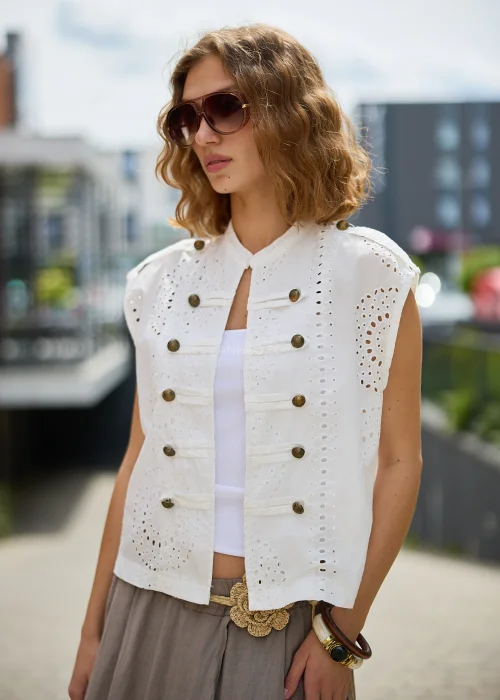 Ciemnobrązowa bransoletka o minimalistycznym, okrągłym fasonie z matowym wykończeniem. Stylowy dodatek do eleganckich i casualowych stylizacji z sukienką maxi lub naturalnymi akcesoriami.