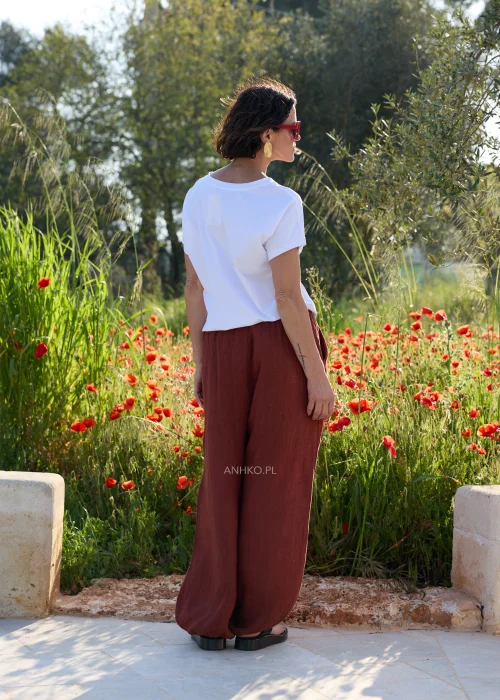 Biały t-shirt z nadrukiem jamnika w kostiumie hot doga ozdobionym perełkami i okularami w kształcie serca