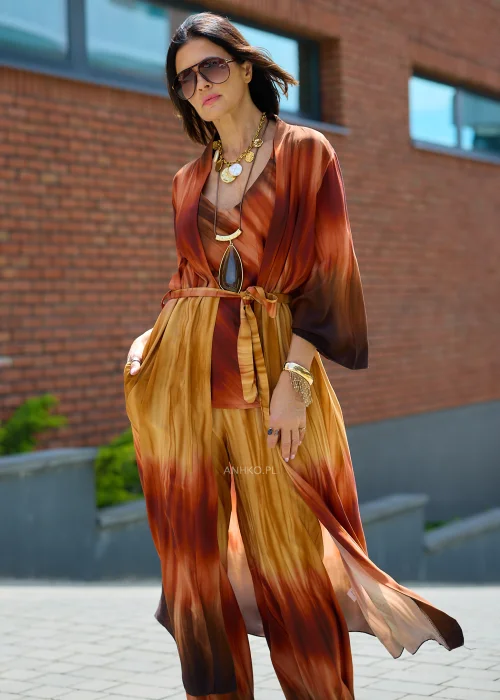 Zwiewne kimono maxi w odcieniach brązu, karmelu i miedzi z efektem ombre, wiązane w talii paskiem.