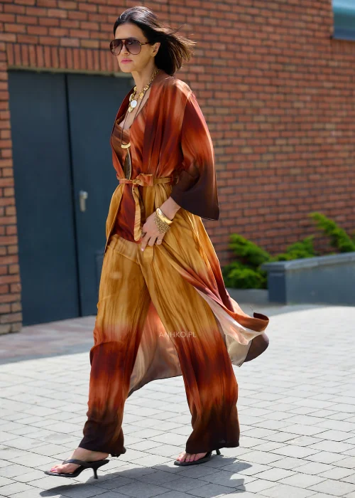Zwiewne kimono maxi w odcieniach brązu, karmelu i miedzi z efektem ombre, wiązane w talii paskiem.