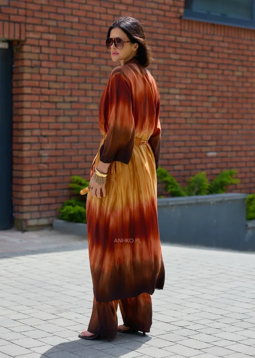Zwiewne kimono maxi w odcieniach brązu, karmelu i miedzi z efektem ombre, wiązane w talii paskiem.