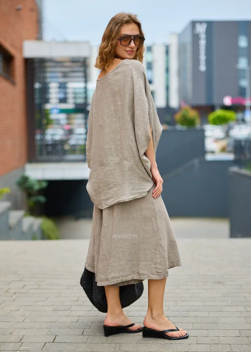 Beżowoszara lniana bluzka damska oversize z szerokim dekoltem w kształcie litery V oraz luźnymi rękawami typu kimono