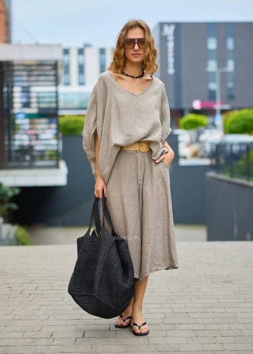 Beżowoszara lniana bluzka damska oversize z szerokim dekoltem w kształcie litery V oraz luźnymi rękawami typu kimono
