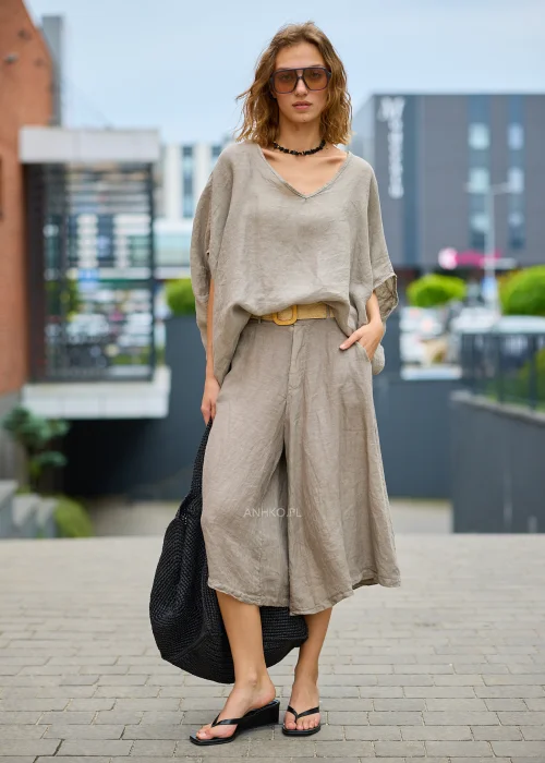 Beżowoszara lniana bluzka damska oversize z szerokim dekoltem w kształcie litery V oraz luźnymi rękawami typu kimono