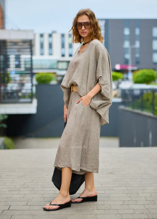 Beżowoszara lniana bluzka damska oversize z szerokim dekoltem w kształcie litery V oraz luźnymi rękawami typu kimono