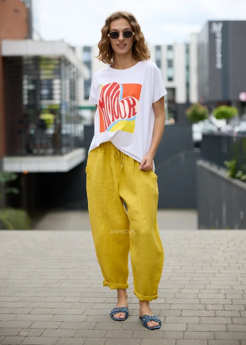 _94A40Biały t-shirt z kolorowym nadrukiem kowbojskich botków wypełnionych kwiatami na różowym tle.86.jpg