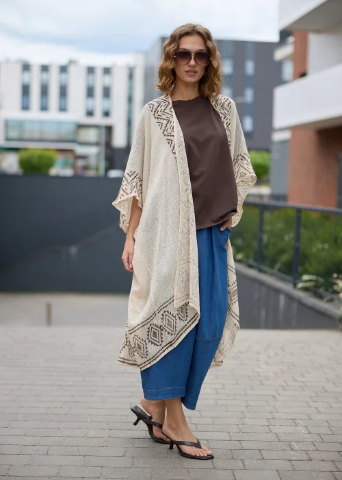 Kimono boho ecru z geometrycznym wzorem w odcieniach beżu. Długi, luźny fason z lekkiej dzianiny tworzy efektowną warstwową stylizację
