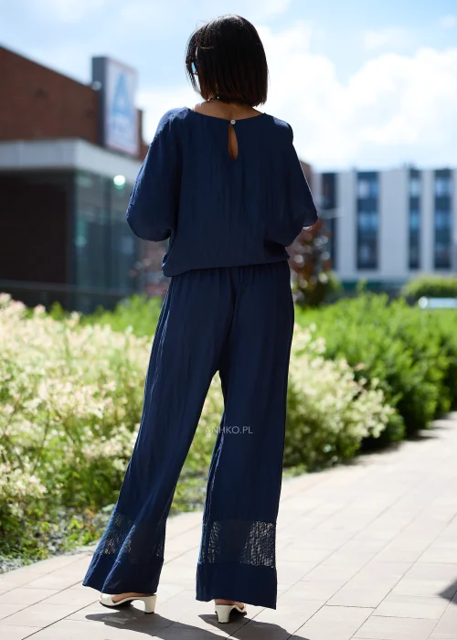 Spodnie szerokie granatowe z ażurową wstawką przy nogawkach i elastyczną talią – przód stylizacji.