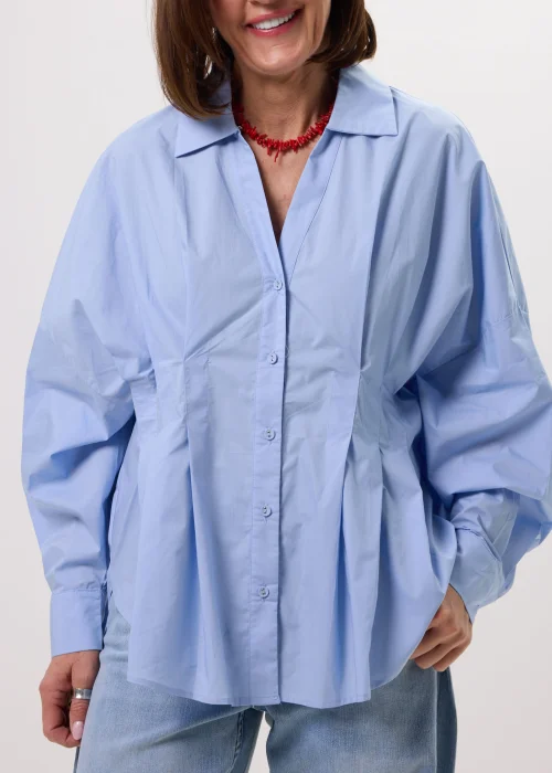 Blekitna-damska-koszula-Batwing-o-luznym-kroju-z-szerokimi,-nietoperzowymi-rekawami-i-klasycznym-kolnierzykiem.-Model-zapinany-na-guziki.jpg