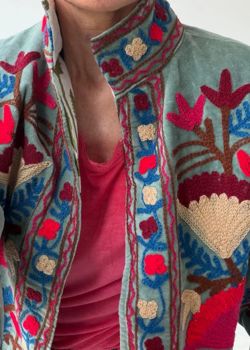 Zakiet-damski-w-kolorze-szalwiowej-zieleni-z-bogatym-haftem-kwiatowym-w-odcieniach-rozu,-bezu,-blekitu-i-bordo.-Artystyczny-model-w-stylu-boho-z-efektownymi-roslinnymi-zdobieniami.jpg