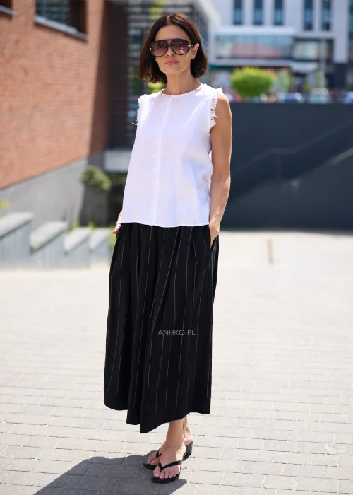 Czarna spódnica maxi z delikatnymi pionowymi prążkami i elastyczną talią, zwiewny fason w eleganckiej minimalistycznej stylizacji.