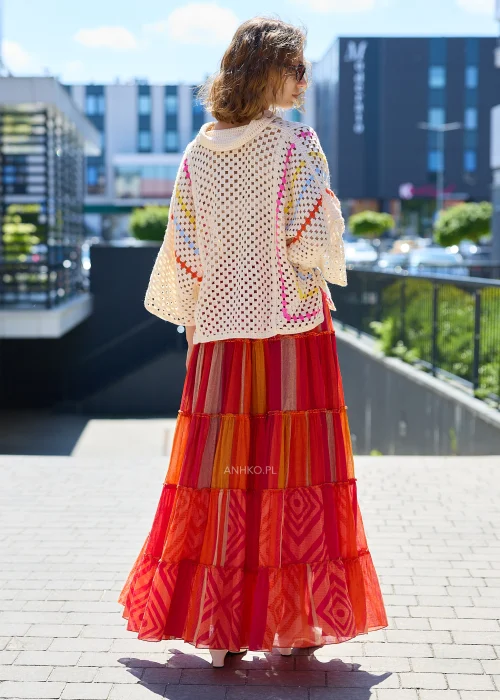 Ażurowy sweter o luźnym fasonie oversize z kołnierzykiem polo i krótkim zapięciem na guziki. Model wykonany z dekoracyjnego splotu z dużymi oczkami, z rękawami o długości 3/4