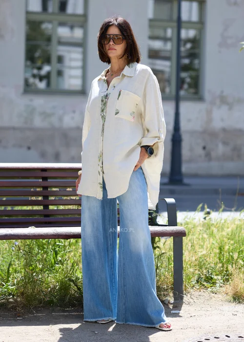 Ecru lniana koszula damska oversize z kwiatowym nadrukiem, kołnierzykiem, zapięciem na guziki i długim rękawem.