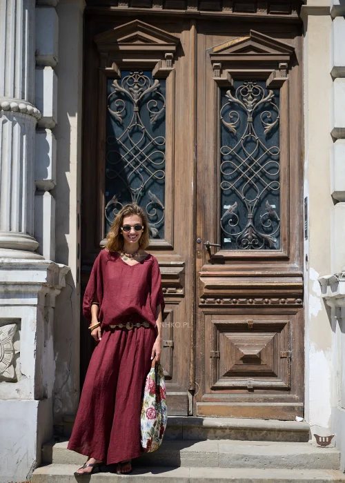 Bordowa lniana bluzka oversize damska z dekoltem V w stylizacji z bordową lnianą spódnicą maxi