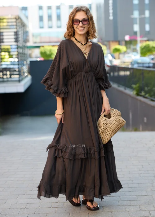 Brązowa sukienka maxi z falbanami, kopertowym dekoltem i szerokimi rękawami – zwiewna stylizacja boho.