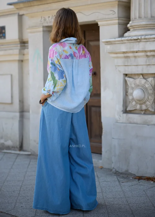 Jasnoniebieskie spodnie wide leg z szerokimi nogawkami i zakładkami – lekki model o swobodnym fasonie.
