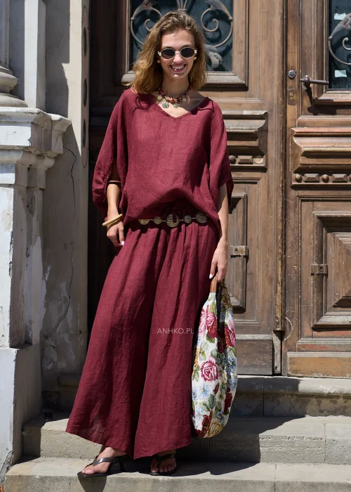 Bordowa lniana bluzka oversize damska z dekoltem V w stylizacji z bordową lnianą spódnicą maxi