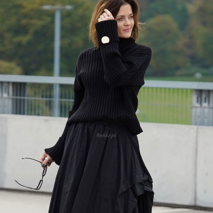 Spódnica plus sweter - modna stylizacja