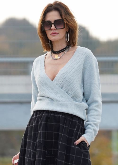 Krótki sweter w roli głównej: jak wykorzystać go w swoich stylizacjach?