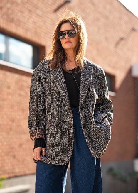 Czarno-biała marynarka damska w jodełkę o luźnym kroju oversize, z kieszeniami i podwiniętymi rękawami, w stylu miejskiej elegancji